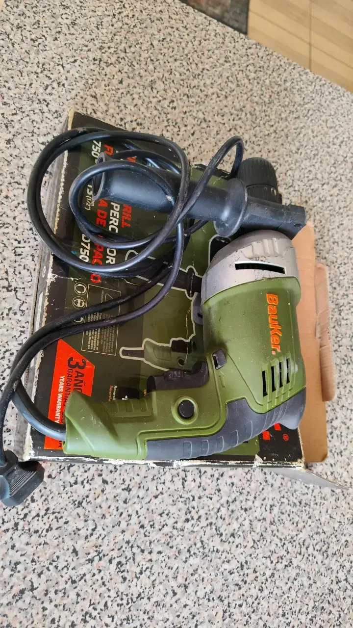 Taladro percutor Bauker 750W con mango auxiliar - 1