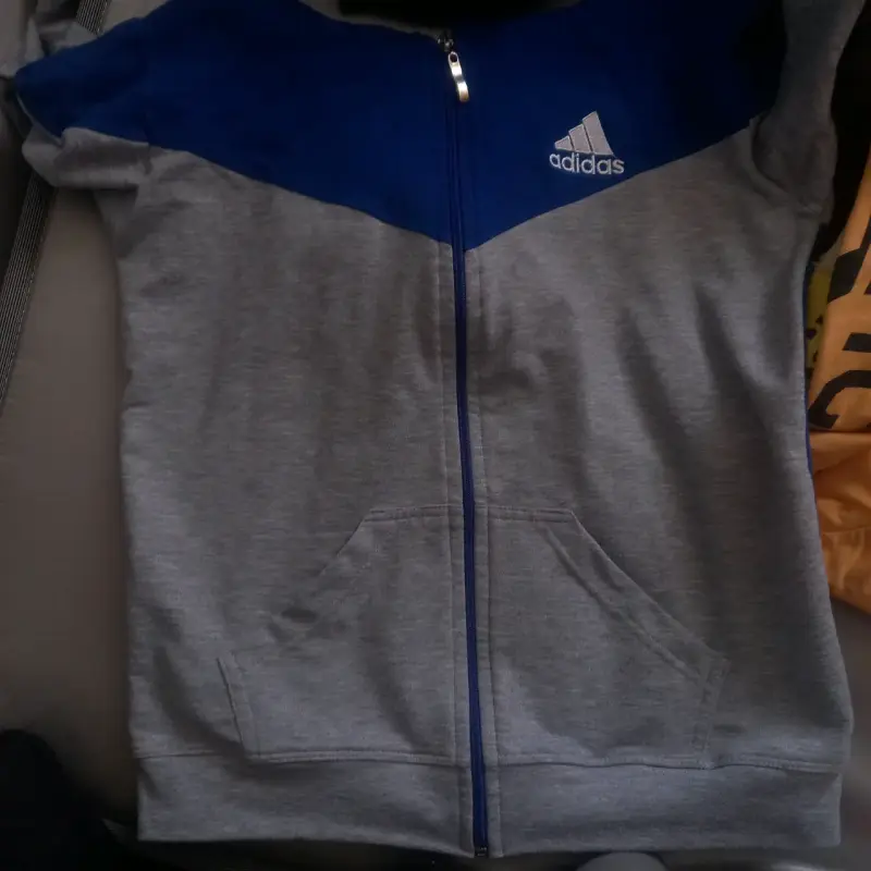 Polerón Adidas gris y azul con cierre