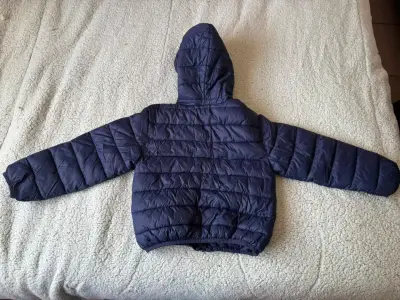 Chaqueta azul con capucha para niño - miniatura 2