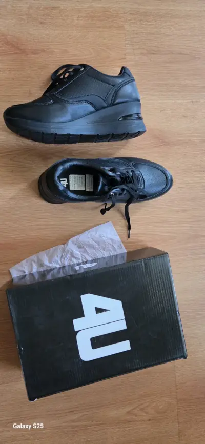 Zapatillas negras 4U con plataforma - miniatura 1