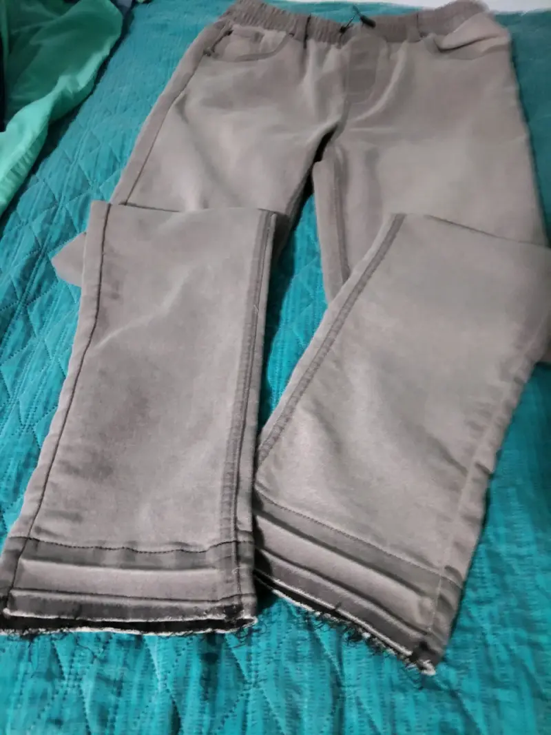 Pantalones grises con diseño moderno para niño - 1