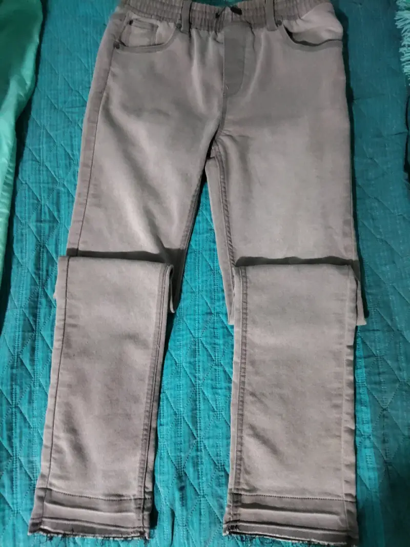 Pantalones grises con diseño moderno para niño - 2