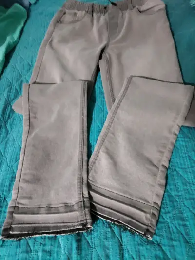 Pantalones grises con diseño moderno para niño - miniatura 3
