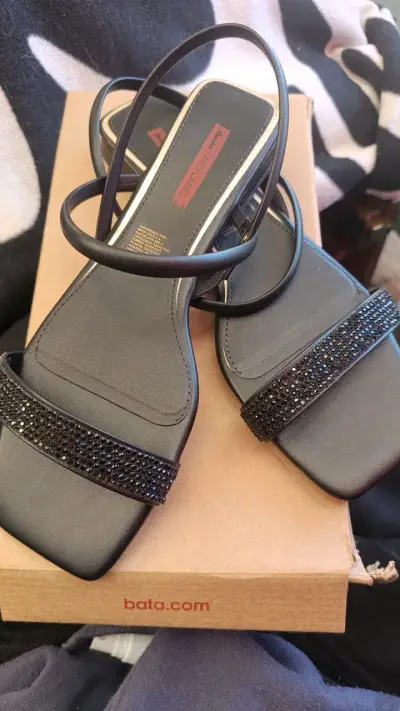 Sandalias negras con detalles brillantes Bata - miniatura 1