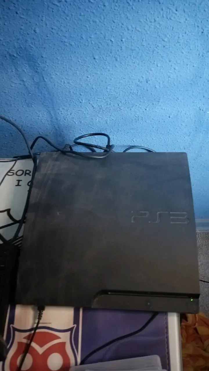 Consola PS3 con juegos y controles - 1
