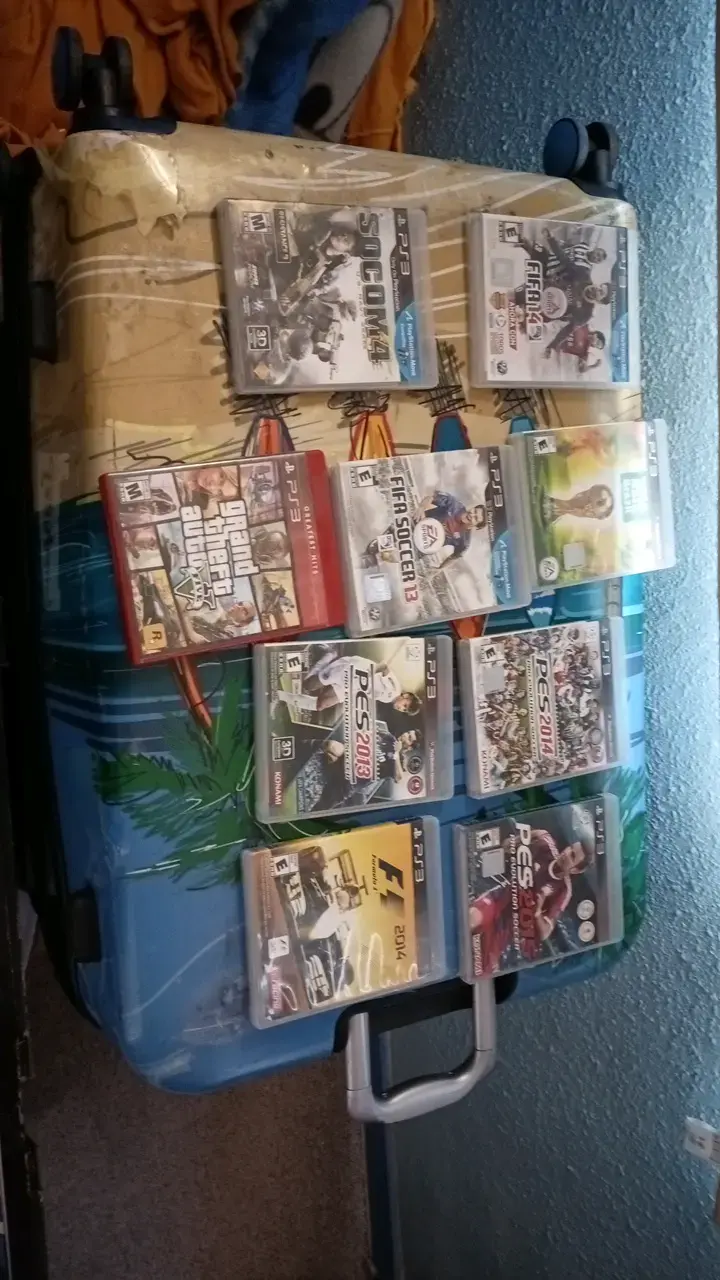 Consola PS3 con juegos y controles - 2