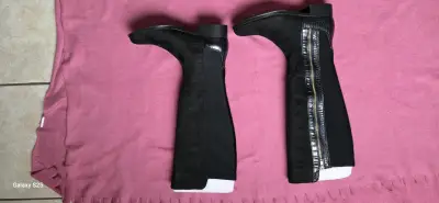 Botas negras altas con cierre lateral - miniatura 1