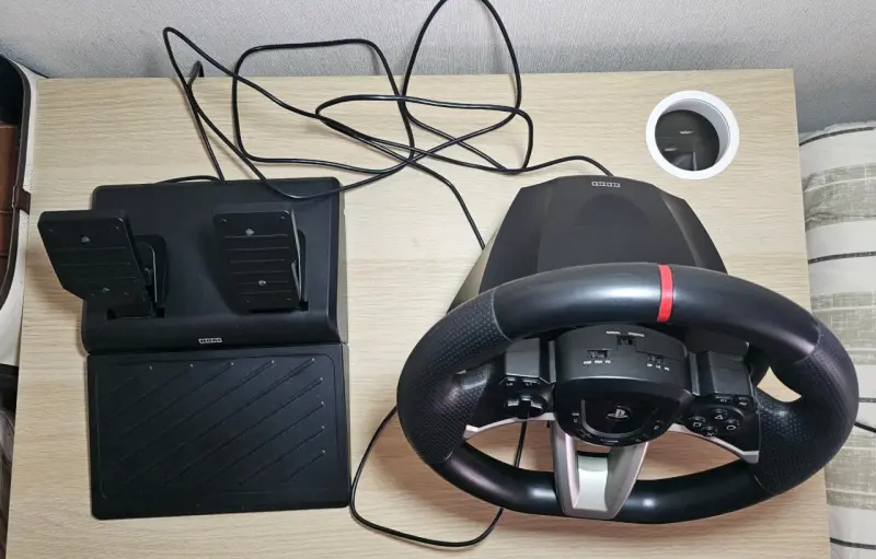 Volante y pedales Hori para PlayStation - 2