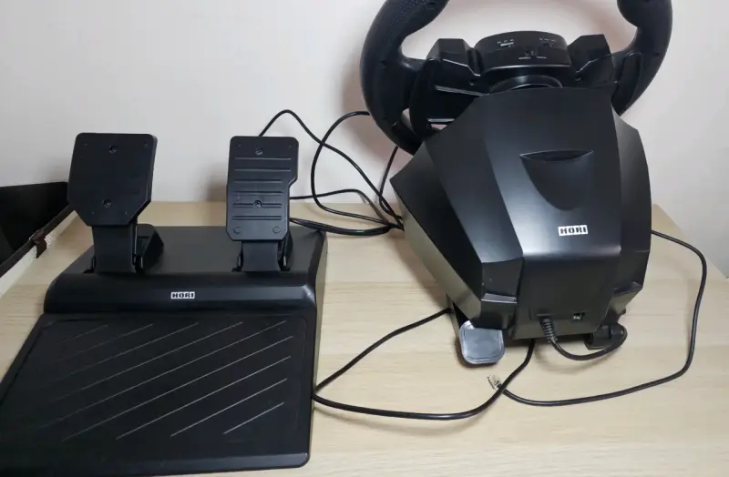 Volante y pedales Hori para PlayStation - 4
