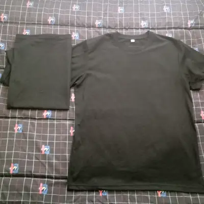 Polera negra básica para hombre - miniatura 2