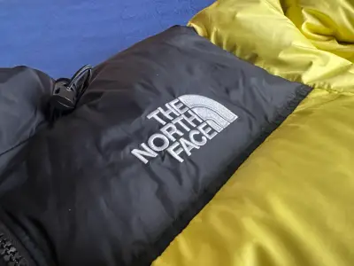 Chaqueta de plumas amarilla The North Face - miniatura 6