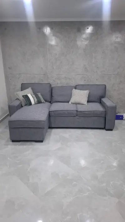 Sofá seccional gris con chaise longue - miniatura 2
