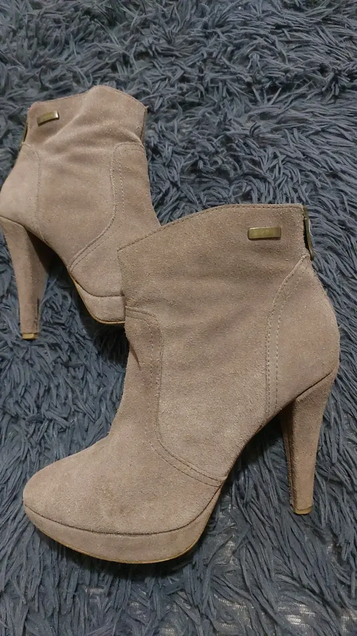 Botines de cuero gamuza beige con tacón alto - 2
