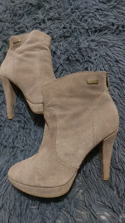 Botines de cuero gamuza beige con tacón alto - miniatura 2