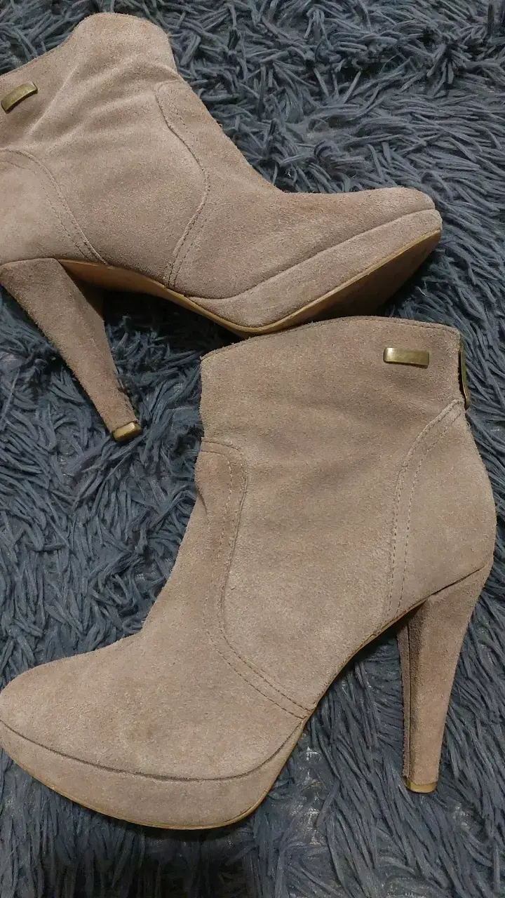 Botines de cuero gamuza beige con tacón alto - 3