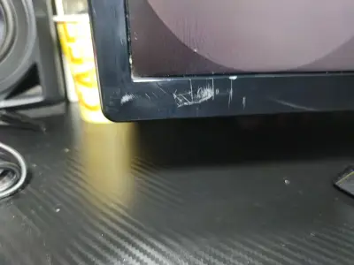 Monitor LG de 24 pulgadas con detalles - miniatura 4