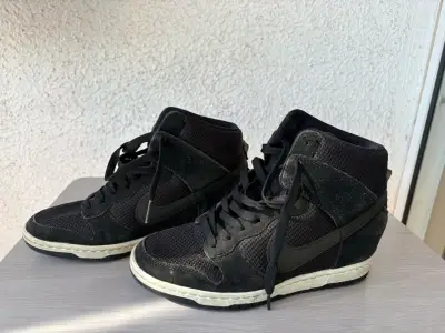 Zapatillas negras de caña alta Nike - miniatura 1