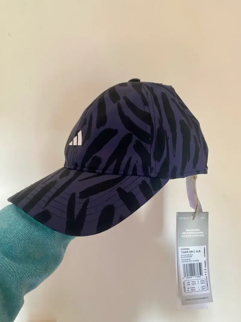 Gorra deportiva estampada azul y negra - 3