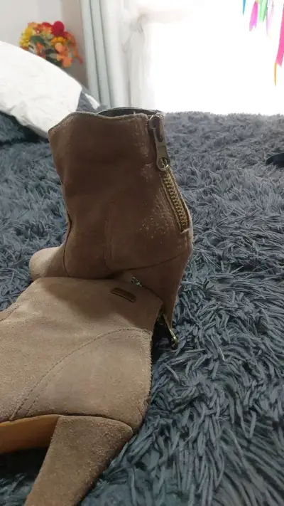 Botines de cuero gamuza beige con tacón alto - miniatura 4