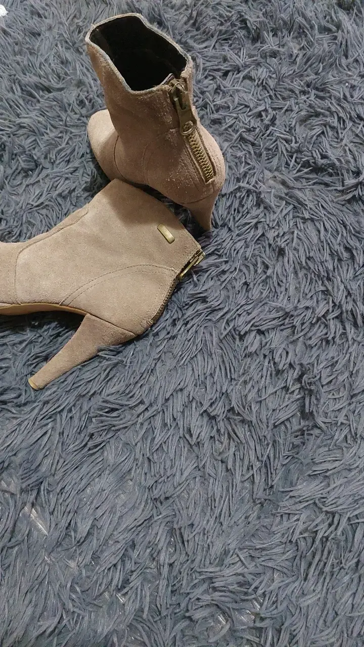Botines de cuero gamuza beige con tacón alto - 6