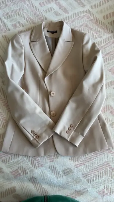 Blazer beige para mujer elegante - miniatura 3