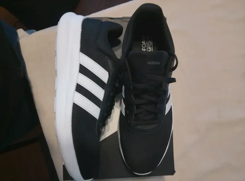 Zapatillas deportivas negras Adidas con rayas blancas - 1