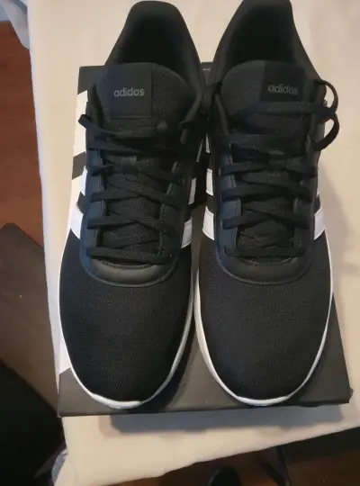 Zapatillas deportivas negras Adidas con rayas blancas - miniatura 2
