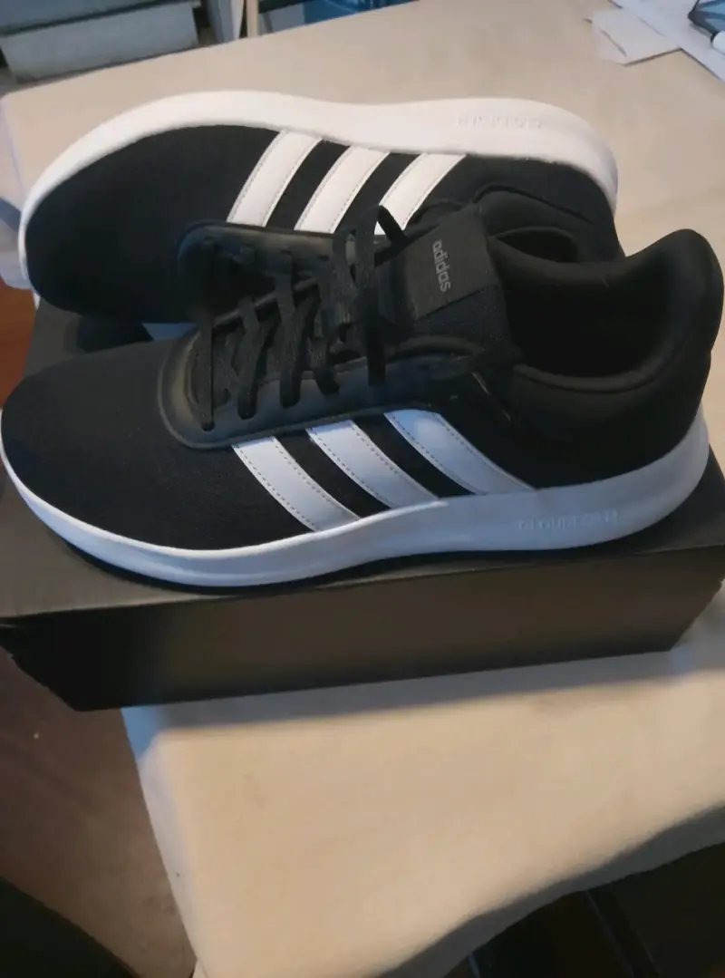 Zapatillas deportivas negras Adidas con rayas blancas - 5