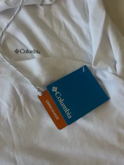Polera con capucha Columbia blanca Omni-Shade - miniatura 1