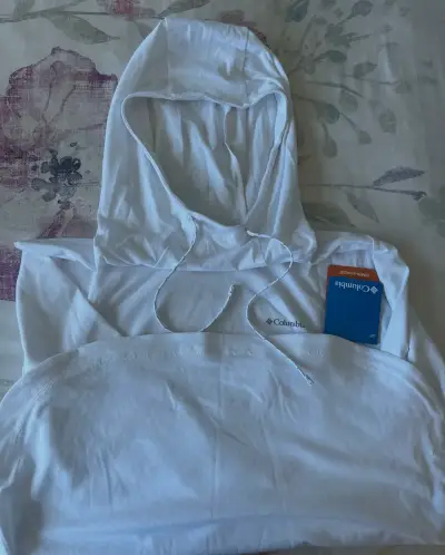 Polera con capucha Columbia blanca Omni-Shade - miniatura 2