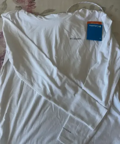Polera con capucha Columbia blanca Omni-Shade - miniatura 3