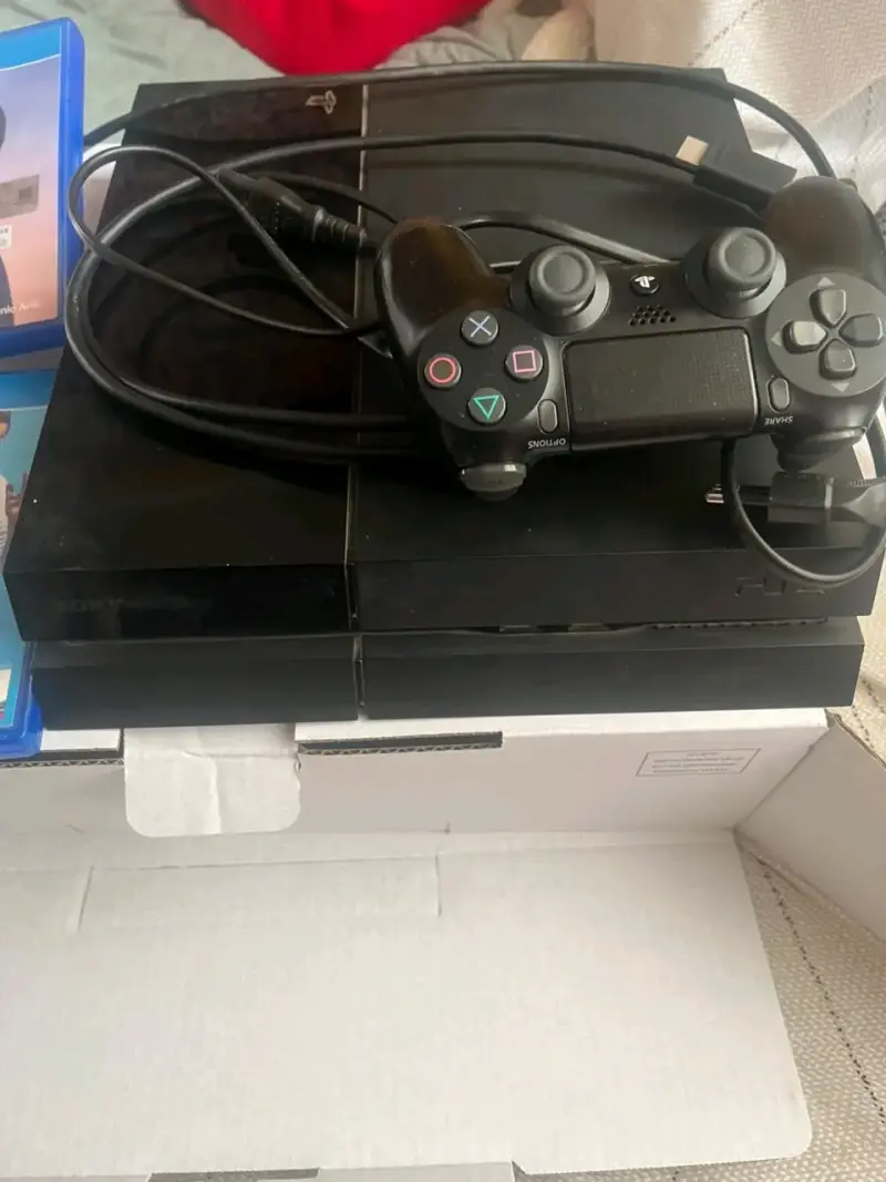 Consola PlayStation 4 con control y juegos - 1