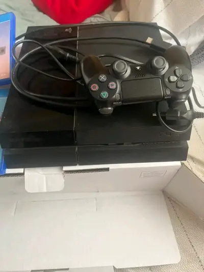 Consola PlayStation 4 con control y juegos - miniatura 2