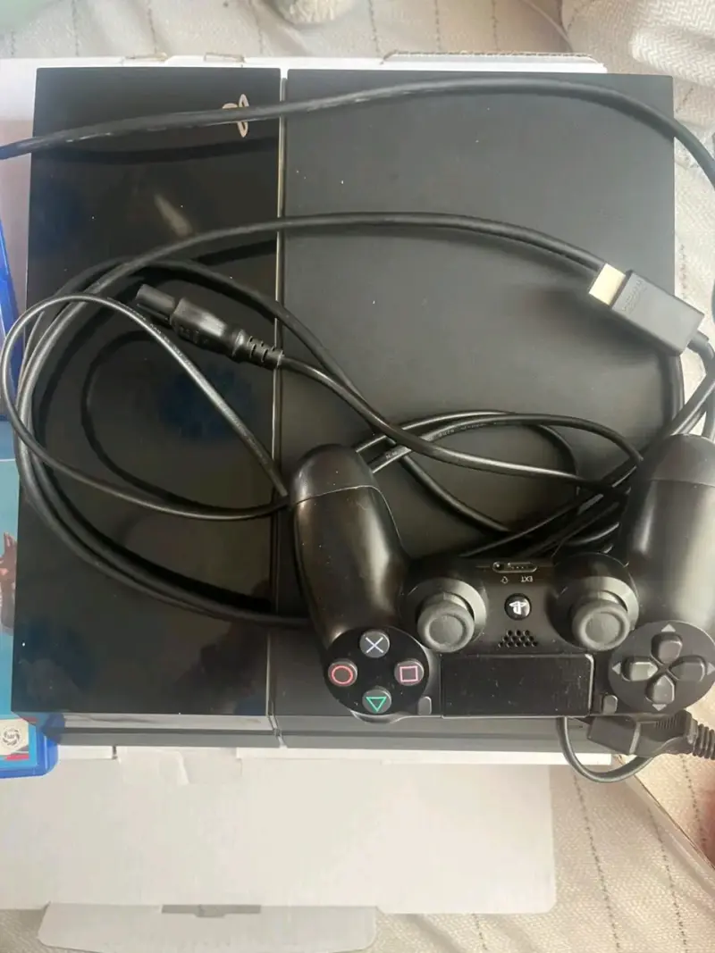 Consola PlayStation 4 con control y juegos - 3
