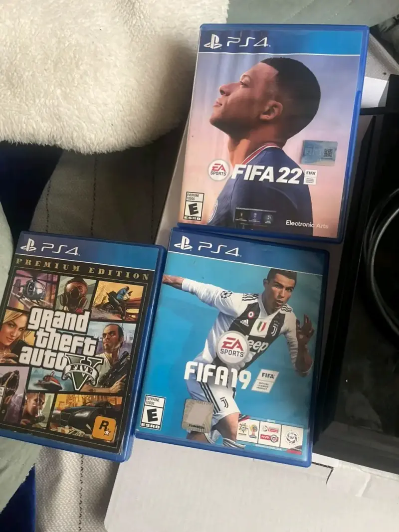Consola PlayStation 4 con control y juegos - 4