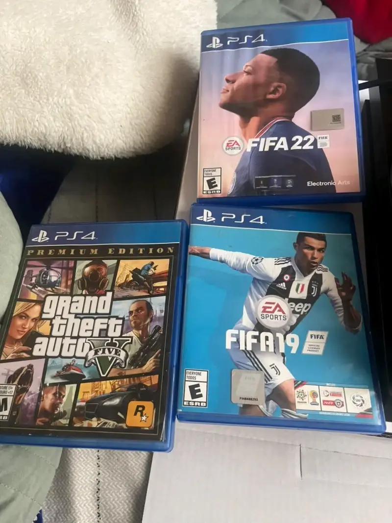 Consola PlayStation 4 con control y juegos - 5