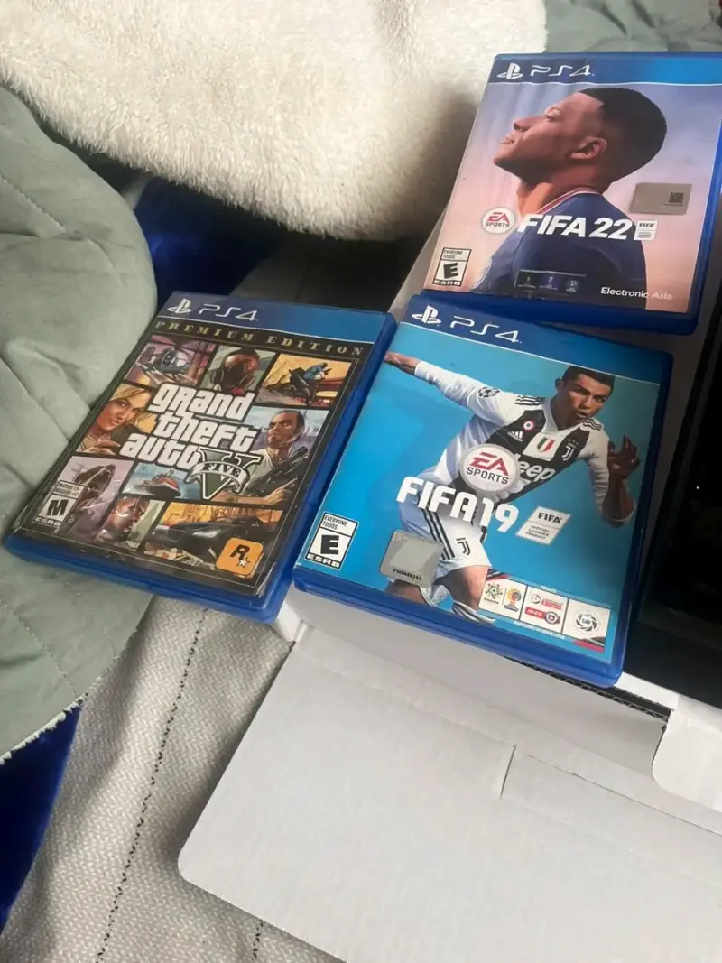 Consola PlayStation 4 con control y juegos - 6