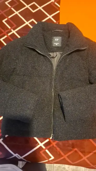Chaqueta negra de lana con cierre - miniatura 3