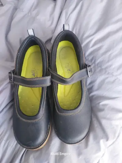 Zapatos escolares negros para niña con correa - miniatura 1