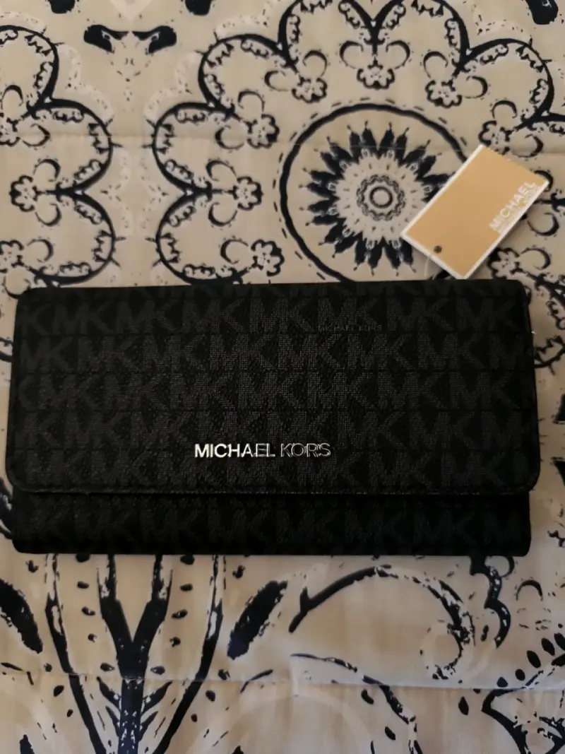 Cartera Michael Kors negra con diseño elegante