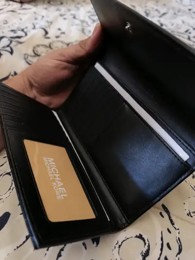 Cartera Michael Kors negra con diseño elegante - miniatura 2