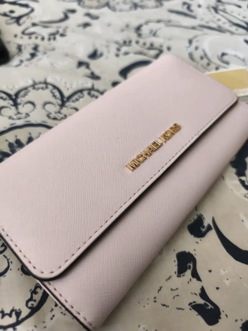 Cartera Michael Kors rosa con cierre dorado