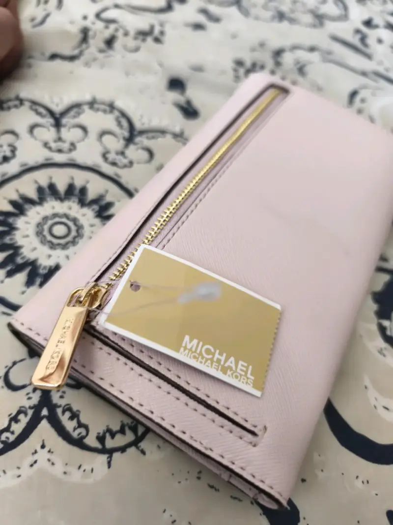 Cartera Michael Kors rosa con cierre dorado - 2