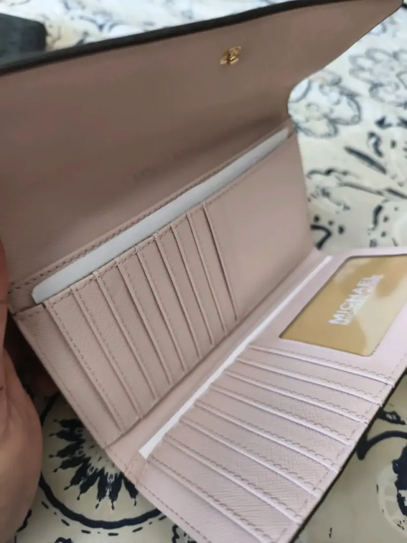 Cartera Michael Kors rosa con cierre dorado - 3