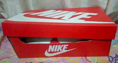 Zapatillas deportivas Nike blancas y rojas - miniatura 1