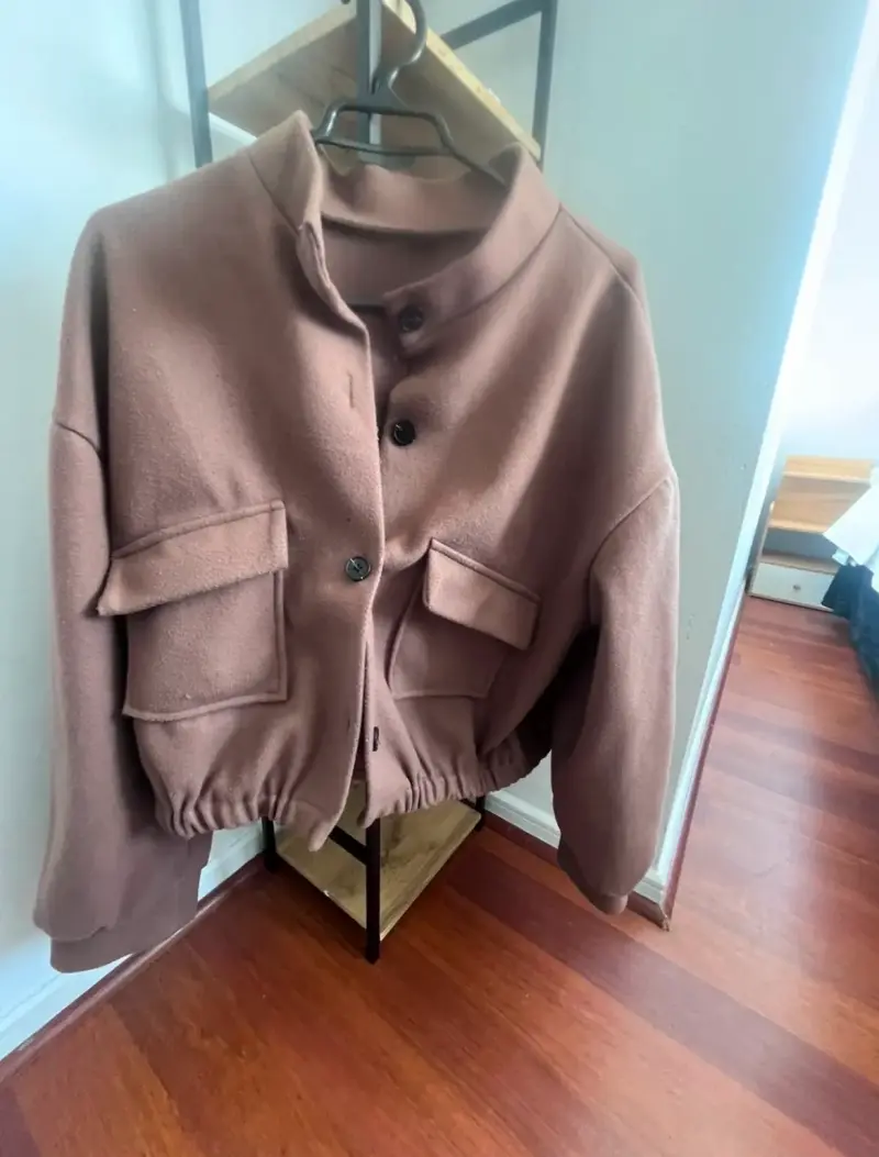 Chaqueta de lana marrón con bolsillos