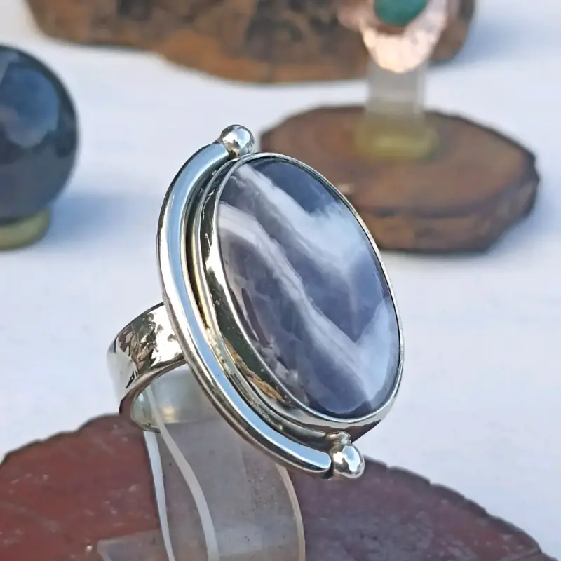 Anillo de Alpaca y piedra amarista chevron