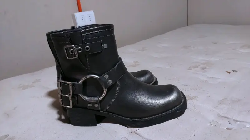 Botines de cuero negro con hebillas
