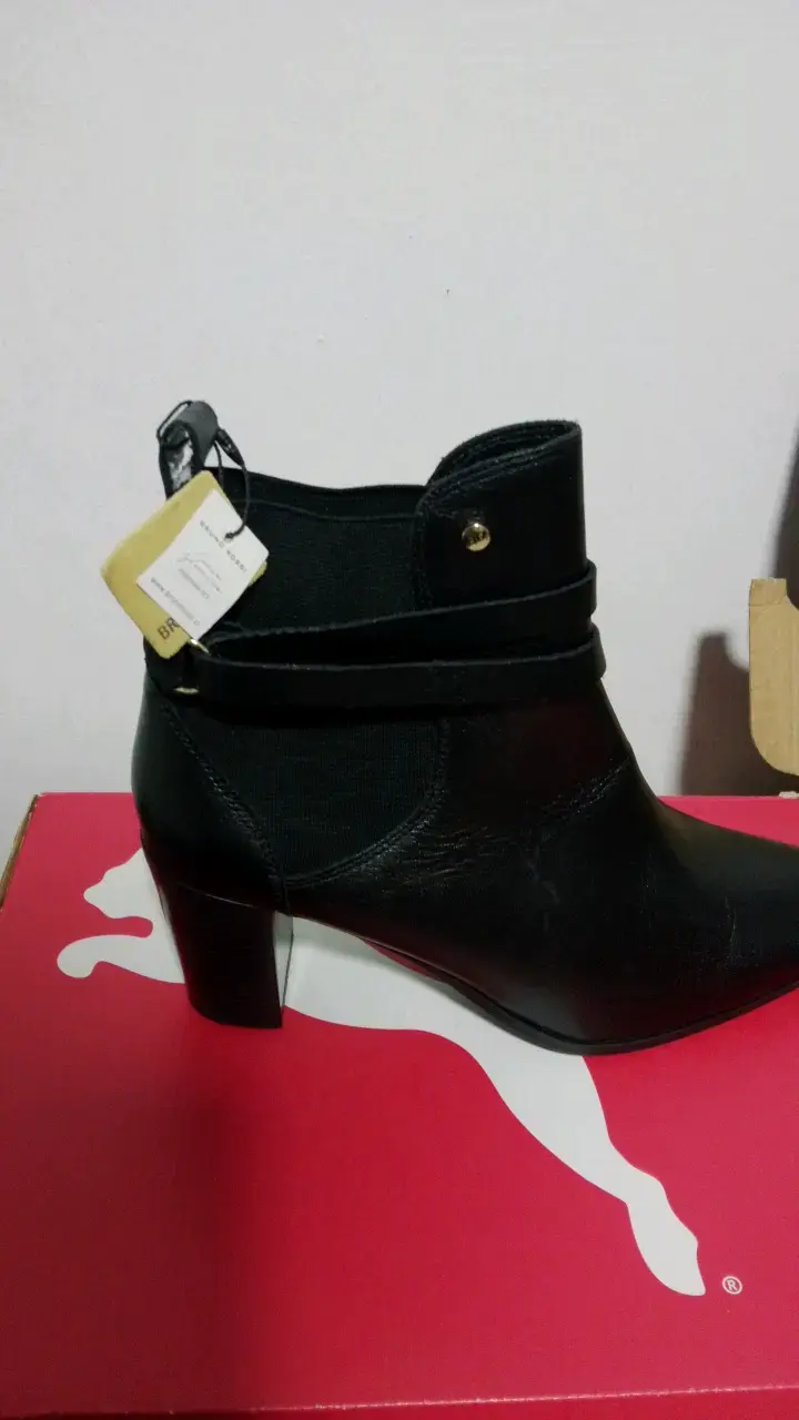 Botines de cuero negro con tacón