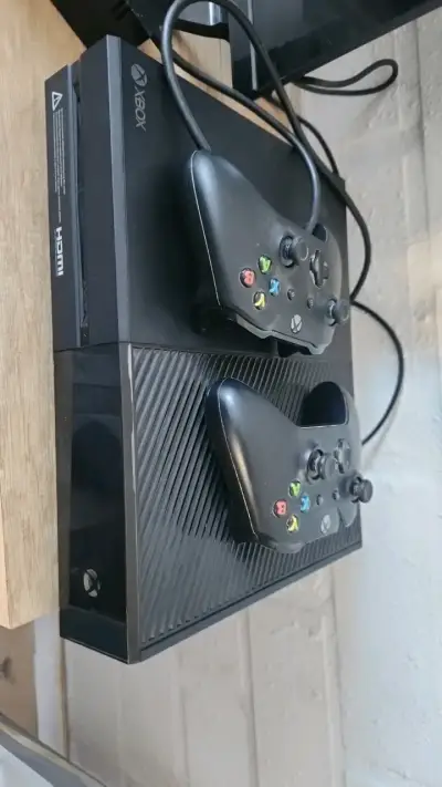 Consola Xbox One con dos controles - miniatura 1